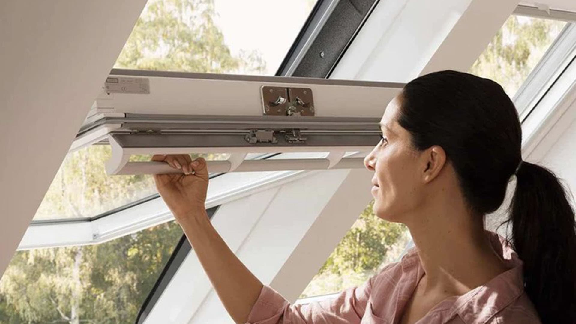 Kattoikkuna parvelle tuo valoa ja tilantuntua – Näin onnistut mökillä