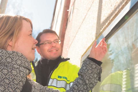 <p data-block-key="f1pbv">Fenairin yläosan venttiili kierrättää tuloilmaa ikkunan välitilassa. Talvella sisään tuleva ilma lämpiää 10–20 astetta. Pääsuunnittelija Jonna Haikonen ja rakennesuunnittelija Juha Hartikka.</p>