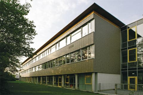 <p data-block-key="2rs45">Laattajärjestelmä soveltuu erityisesti nauhaikkunallisten talojen julkisivukorjausjärjestelmäksi, koska ikkunan yläpuolisten seinänosien kannattaminen ei vaadi muusta seinästä poikkeavia kannatusjärjestelmiä.</p>