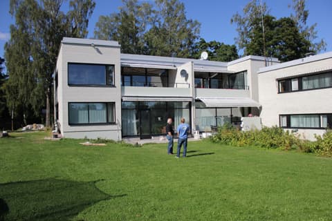 <p data-block-key="nhs27">As Oy Kuusisaarenrannan merenpuoleiset ulkoseinät korjattiin tiiviimmiksi ja energiatehokkaammiksi. Vanhaan rakenteeseen sopiva tiili löydettiin Wienerbergeriltä, joka räätälöi niin koon kuin värinkin puolesta kohteeseen sopivan tiilen.</p>