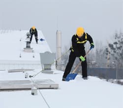 <p data-block-key="nez4x">Katolle tiivistyvä lumi saattaa aiheuttaa vaaratilanteita tai rikkoa katon rakenteita.</p>