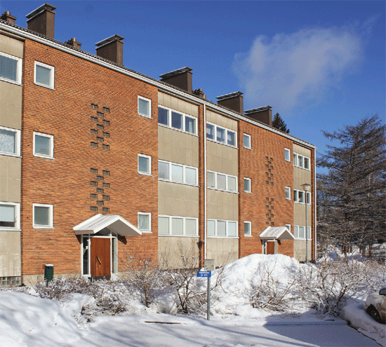 <p data-block-key="s1k9l">Maunulan Vesakkotiellä Helsingissä sijaitsevat arkkitehti Viljo Revellin ja Keijo Petäjän suunnittelemat v. 1952 rakennetut tiilitalot peruskorjattiin muutama vuosi sitten. Tiilijulkisivujen peruskorjaukseksi riitti lähes 60-vuoden käytön jälkeen, pieniä saumakorjauksia lukuun ottamatta, vain kalkkifilleripesu. Kohde on palkittu Europa Nostra-kunniamaininnalla hyvin toteutetusta peruskorjaushankkeesta.</p>