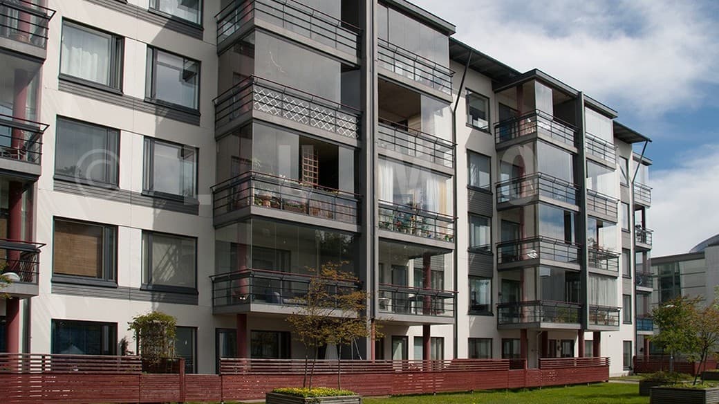 <p data-block-key="zxd56">Lasituksen ansiosta parvekkeella voi viettää aikaa myös syksyisin ja keväisin, vaikka parvekkeella ei olisi lämmittimiä.</p>