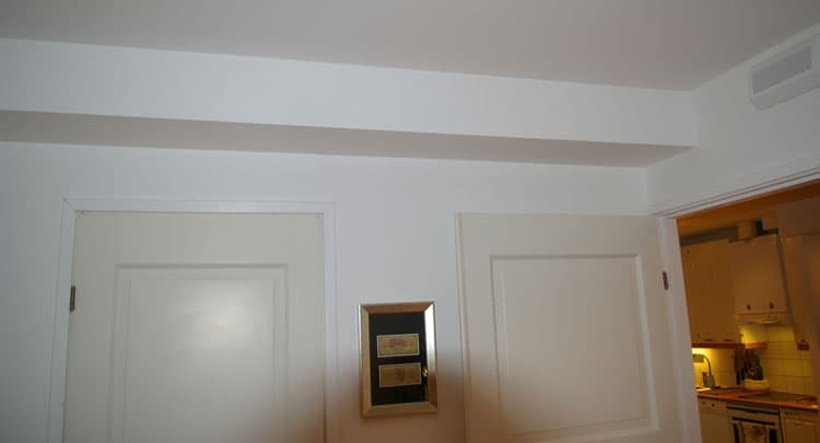 <p data-block-key="j1lfg">Asuntoon on tehty huoneistokohtainen ilmanvaihtoremontti. IV-putket on koteloitu siististi katon rajaan.</p>