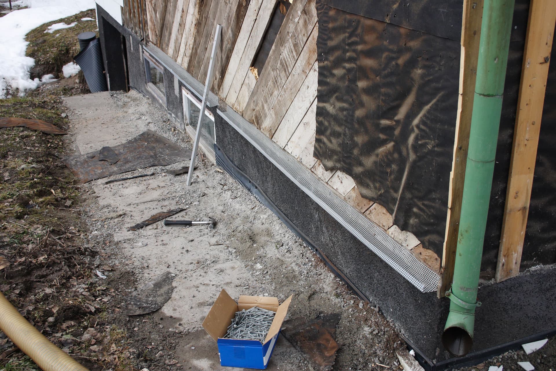 Julkisivun lisälämmöneristys ja puuverhous