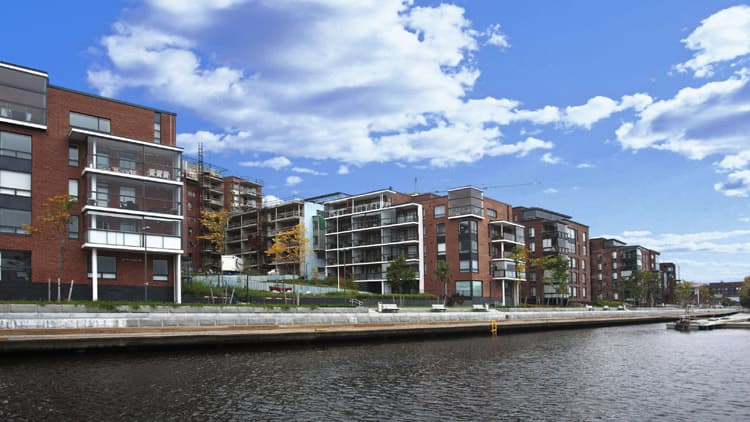 <p data-block-key="5ep2l">Tampereen Ratinanrannan alueesta on sanottu, että se on niin arkkitehtuuriltaan kuin materiaalivalinnoiltaankin parasta Tamperetta. Alue on saanut positiivista palautetta niin lehdistöltä kuin asukkailtakin. Alueen pääjulkisivumateriaalina on käytetty punatiiltä.</p>