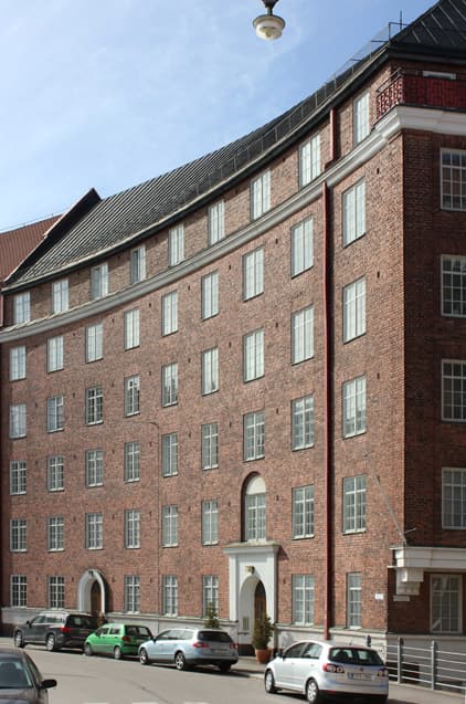 <p data-block-key="gqk3m">Helsingin keskustan vanhat tiilitalot ovat julkisivuiltaan edelleenkin varsin hyväkuntoisia, vaikka 100 vuotta vanhoille julkisivuille ei ole tehty lainkaan peruskorjausta. Ne ovat säilyttäneet hyvin sekä esteettisen että rahallisen arvonsa.</p>