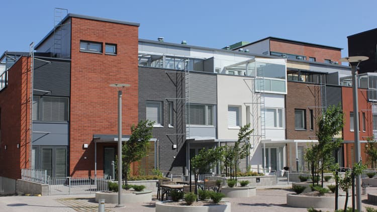 <p data-block-key="45gmf">Kalasatamassa talot ovat pääosin tiilipintaisia. Kaavoittajan näkökulmasta pitkän ja huoltovapaan elinkaaren lisäksi tiili vanhenee kauniisti, millä on sekä omistajan että kaupunkikuvan kannalta suuri merkitys.</p>