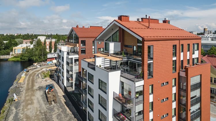 Savikattotiili toimii julkisivussa!