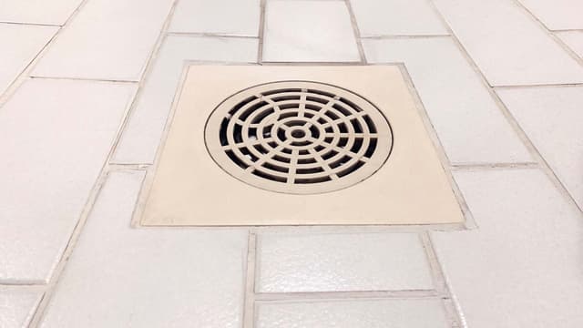 lattiakaivo laatoitettu lattia