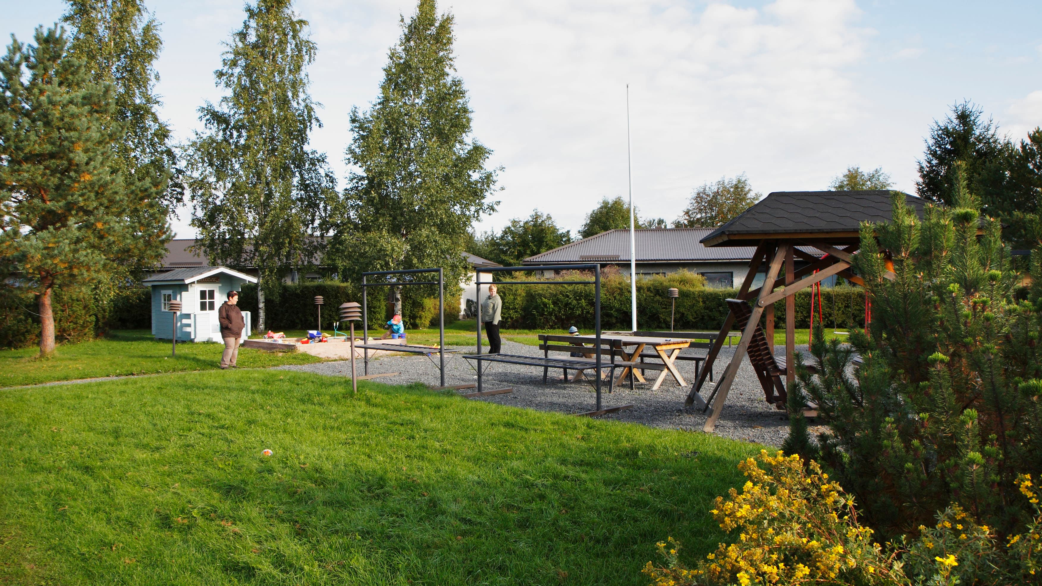 <p data-block-key="2kju8">Kasvillisuuden tiheys, lehtimassan jakautuminen sekä kasvin rungon ja lehtien muodot vaikuttavat melun vaimentamiseen.</p>