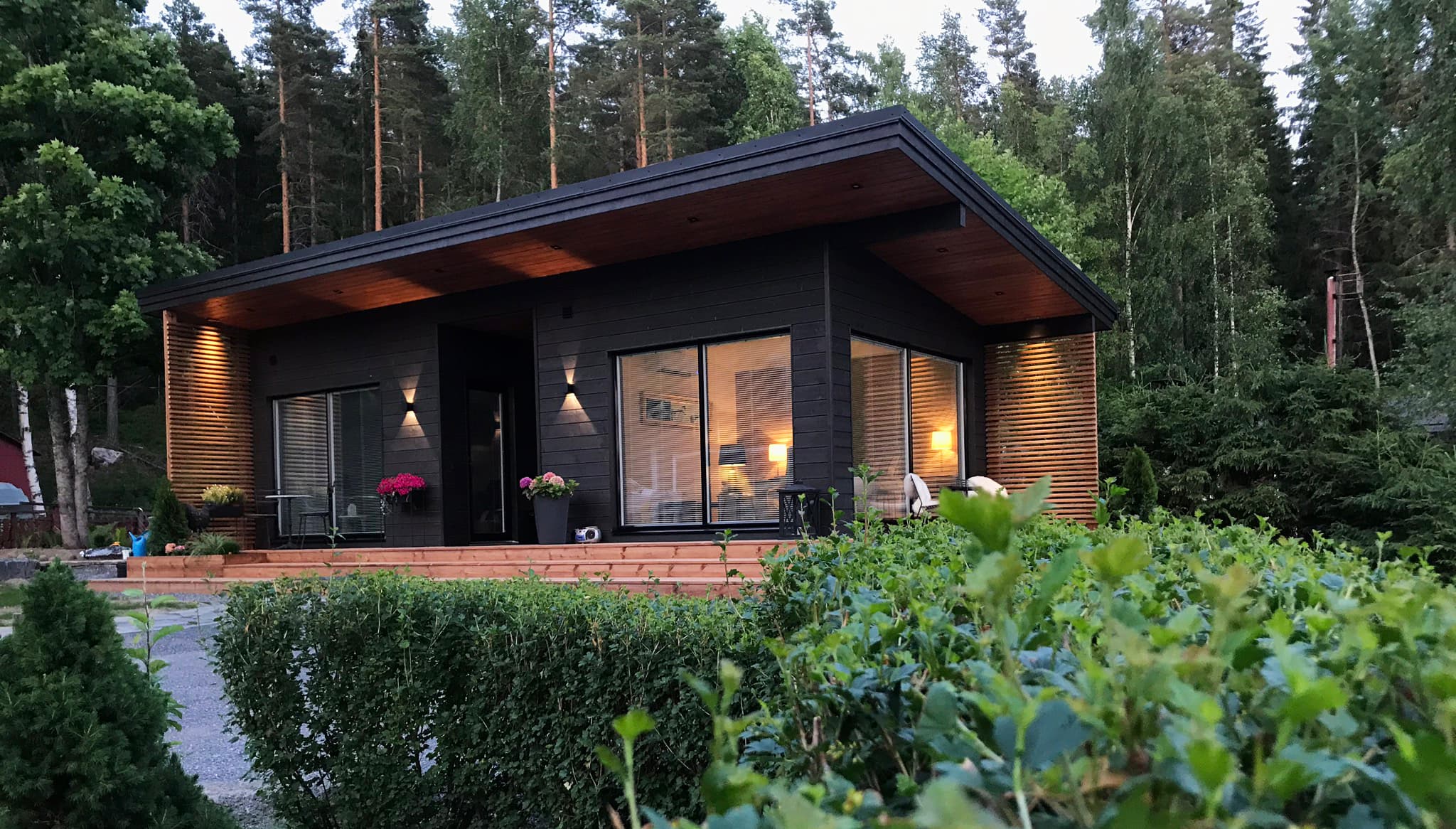 Moni-ilmeinen julkisivuvalaistus luo tunnelmaa ja lisää turvallisuutta