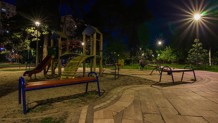 <p data-block-key="72d94">Käytännöllisyyden lisäksi valaistuksella voidaan vaikuttaa myös ympäristön tunnelmaan ja viihtyisyyteen.</p>