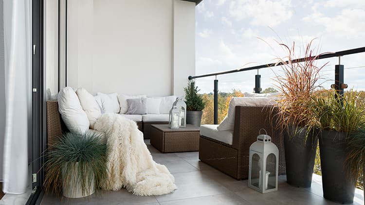 <p data-block-key="204rf">Henkilöturvallisuuden vuoksi myös kaiteen korkeudelle ja muodolle on lainsäädännössä annettu vaatimuksia.</p>