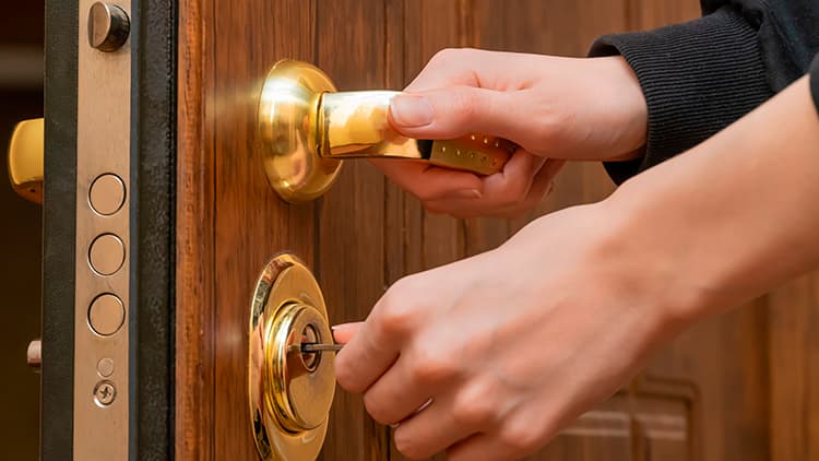 Mikä avuksi, kun osakas kieltäytyy päästämästä taloyhtiön edustajaa huoneistoon?