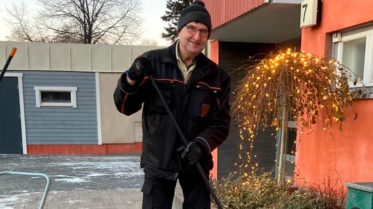 <p data-block-key="27nhp">Satakunnan ainut oikea talkkari Pekka Mäkelä.</p>