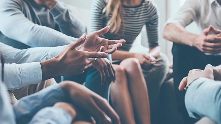 Voiko talo­yhtiön hallitus jatkaa ilman puheen­johtajaa, jos sopivaa ei löydy?