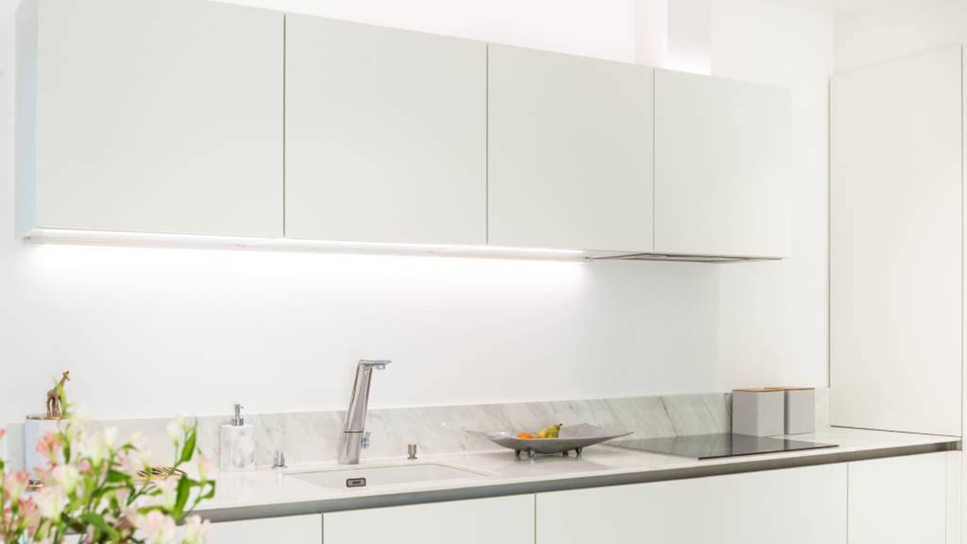 Hyvälaatuinen valaistus korostaa tyylikkäitä materiaalivalintoja ja kalusteita