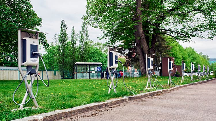 Miten jaamme sähkö­autojen lataus­pisteiden rakennus­kustannukset?