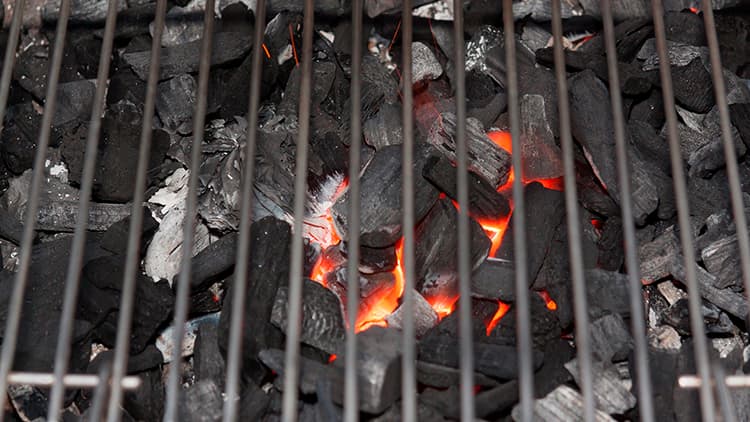 Saako taloyhtiön asukas rakentaa pihalle grillin ilman lupaa?