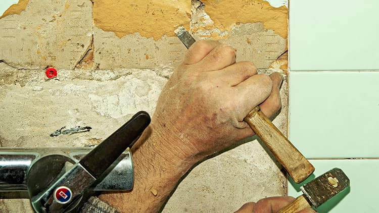 Voiko taloyhtiön hallitus pakottaa osakkaan remonttiin?