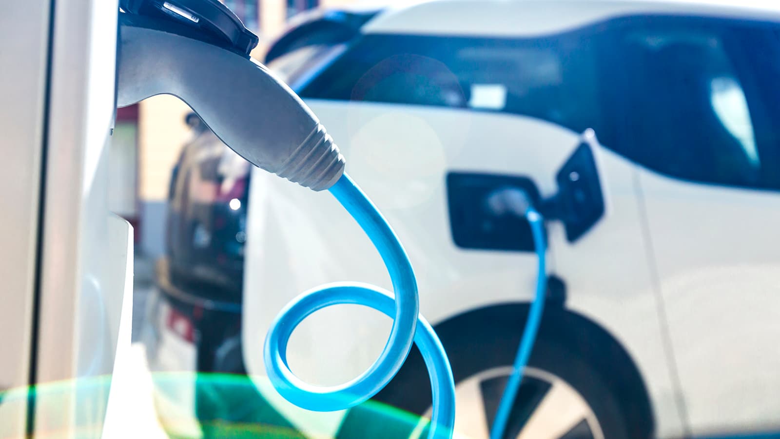 Maksanko sähköautonlatauksesta ja lämmitystolpasta erikseen?