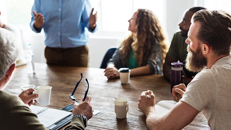 Yhtiökokous pähkinänkuoressa: osallistuminen, päätökset ja taloyhtiön raha-asiat