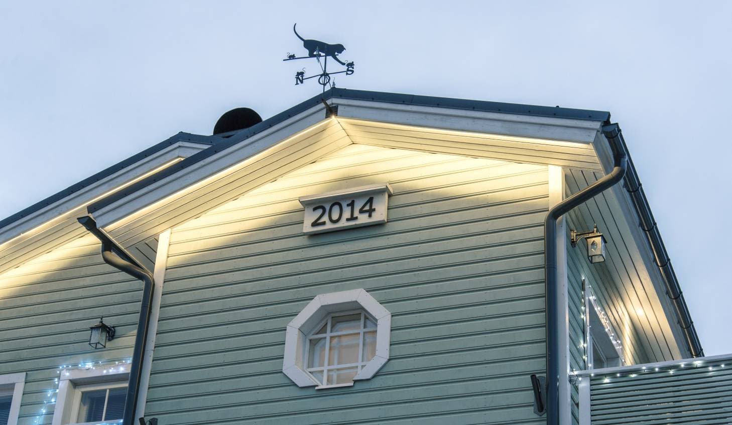 Räystäiden led-valaistus tuo talon parhaat puolet esiin