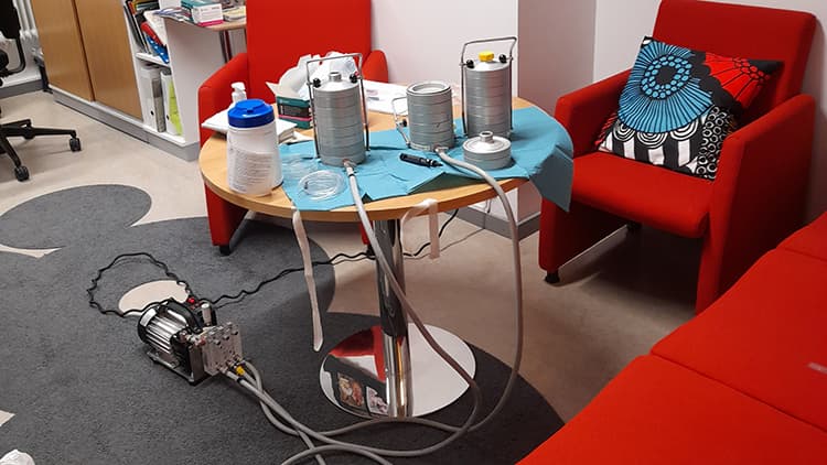 <p data-block-key="dhzlw">Epäpuhtauksia voi löytyä sisäilmasta. Sisäilman laatua pääsee heikentämään esimerkiksi vääristä paikoista tuleva korvausilma. Kuva: KT-kuntotutkimus</p>