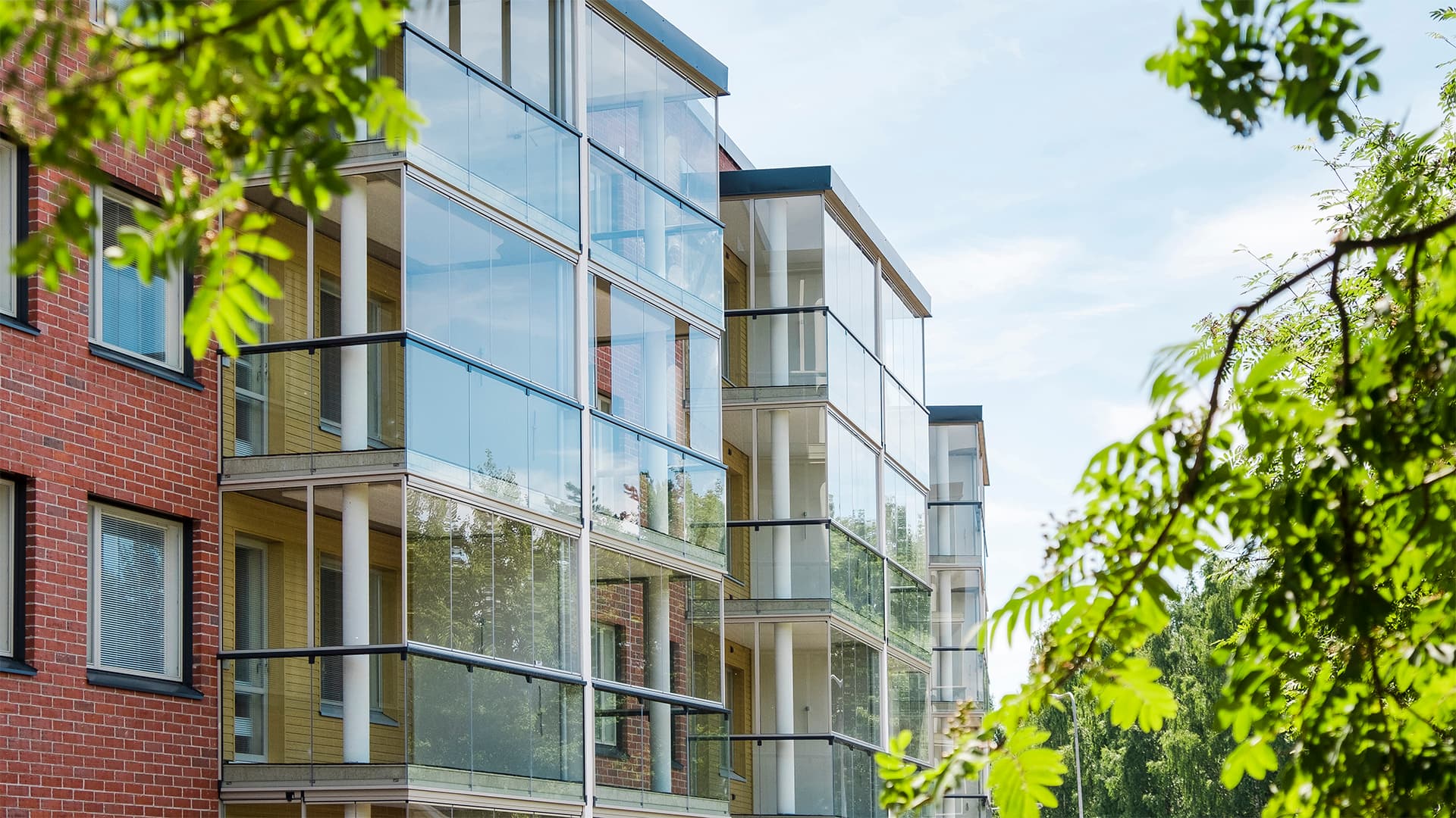 Mitä yhteistä on autolla ja parveke­laseilla? Oskari Hyttinen Lumonilta kertoo