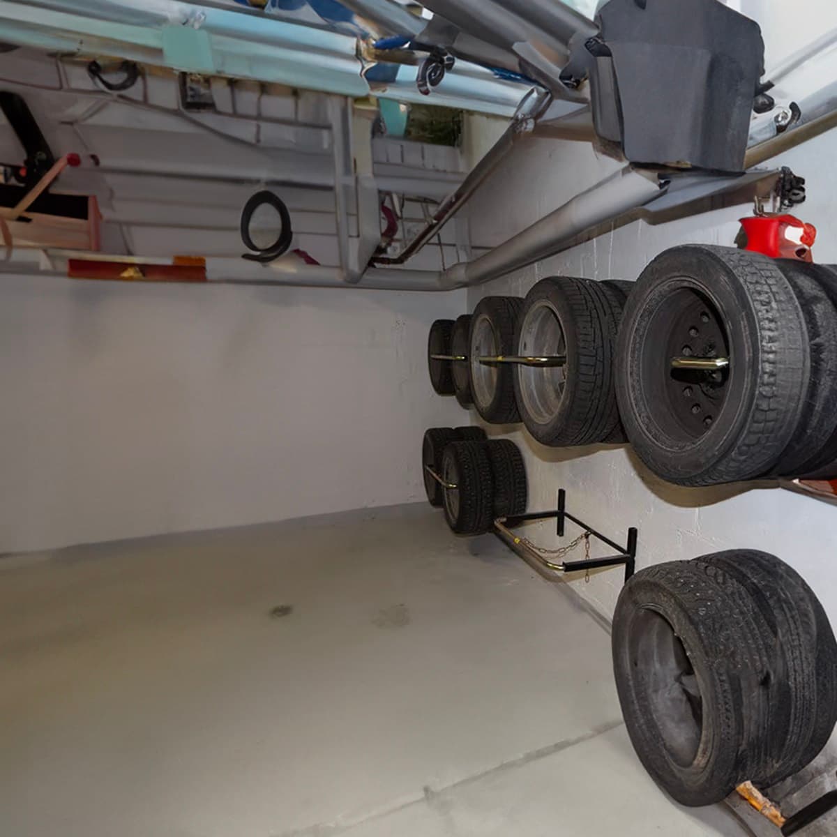 <p data-block-key="unwso">Ovella-rengastelineiden avulla autonrenkaat saadaan siistiin järjestykseen varastoon ja tilaa jää myös muille tavaroille.</p>