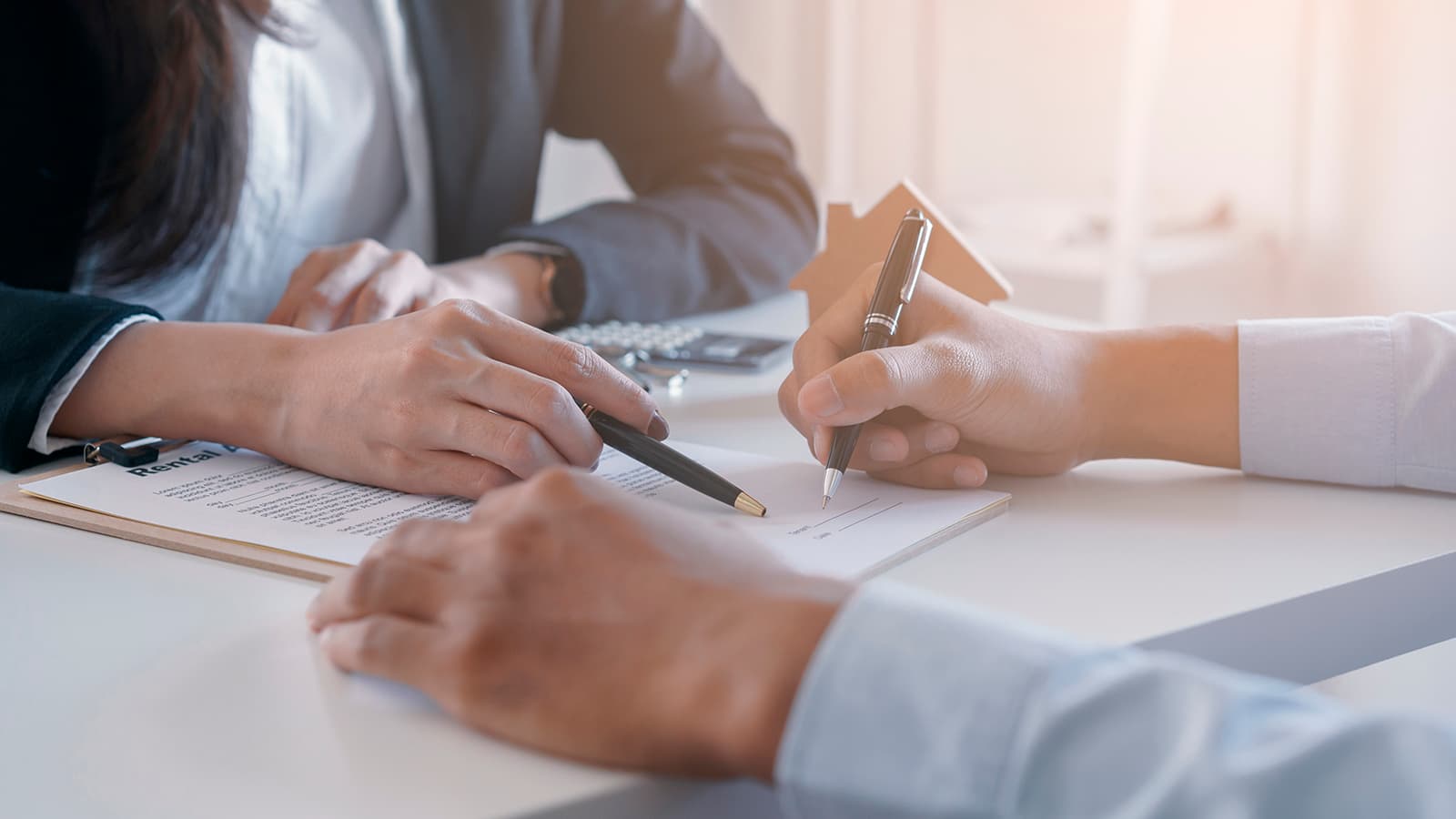 Kuka allekirjoittaa isännöitsijän­todistuksen epäsel­vässä tapauksessa?