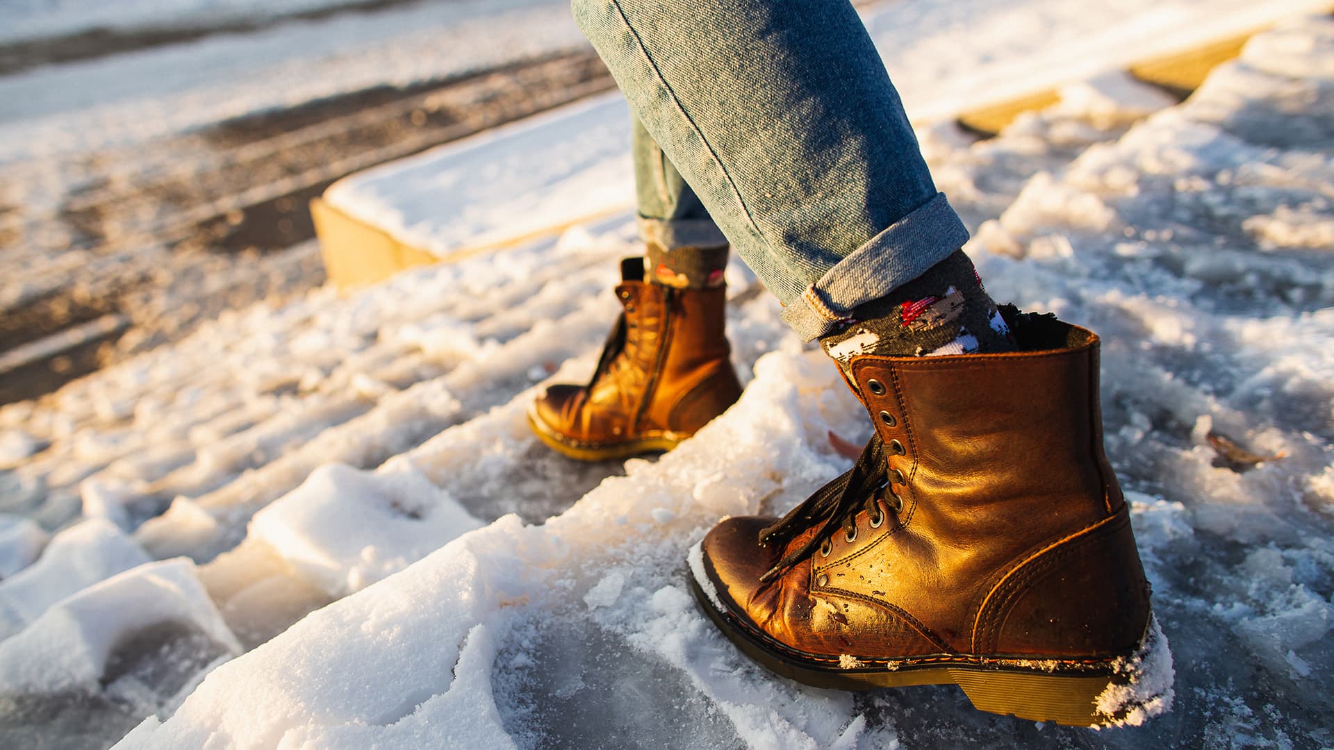 Kuka vastaa tapatur­masta, jos huolto­yhtiö ei ole ehtinyt hiekoit­tamaan pihaa?