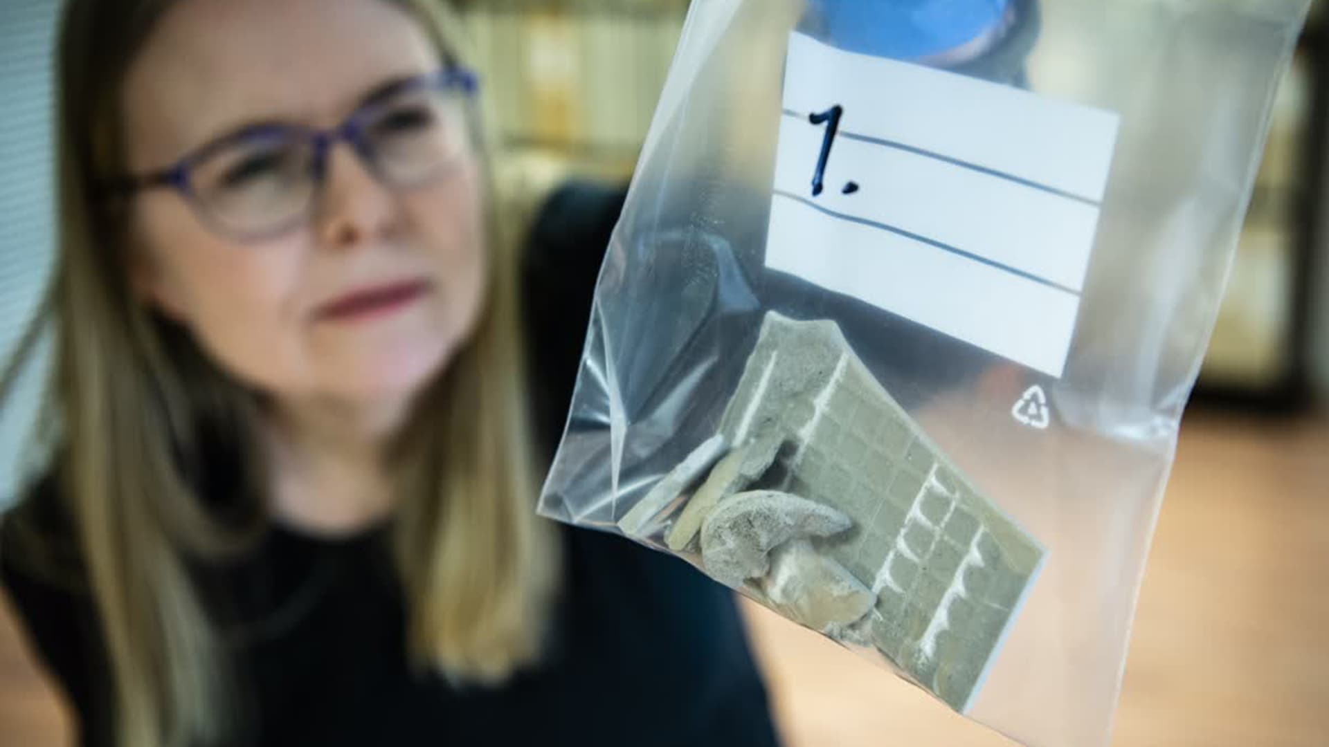 <p data-block-key="v3gsm">Asbestinäytteen ottaminen on ammattilaisen tehtävä. Merkityt näytteet lähetetään laboratorioon tutkittavaksi. Kuva: KT-kuntotutkimus</p>