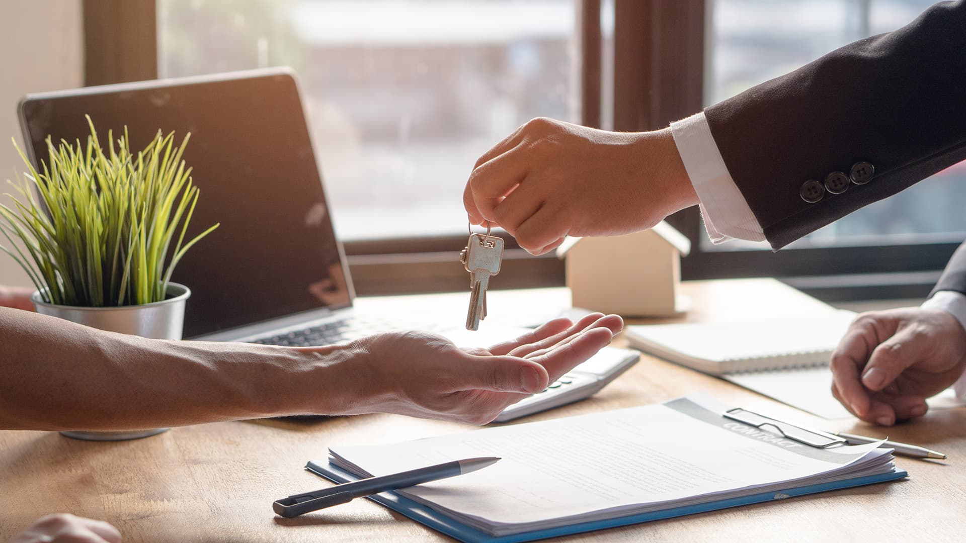 Isännöitsijä myi liiketoimintansa, onko uusi sopimus pakko hyväksyä?