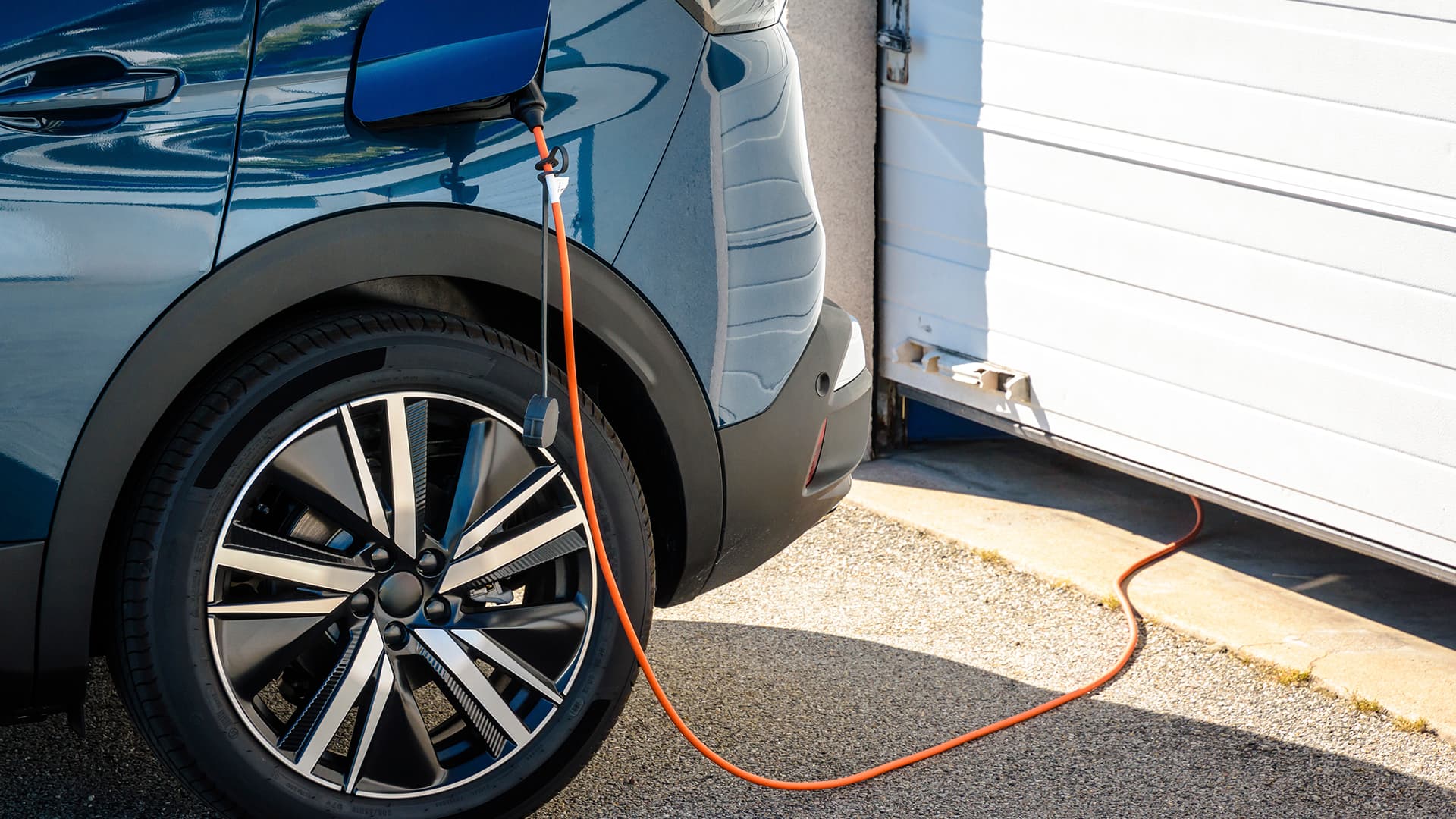 Vältä vaarat sähköauton latausaseman kanssa