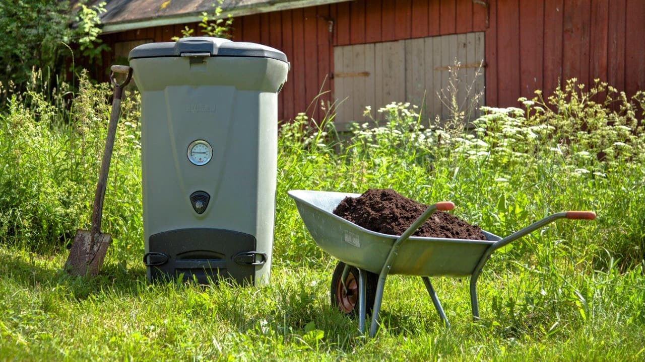 Jätelaki kieltää biojätteen rahtaamisen mökiltä kodin roskikseen