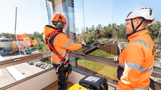 Lumon parvekelasien määräaikaishuolto