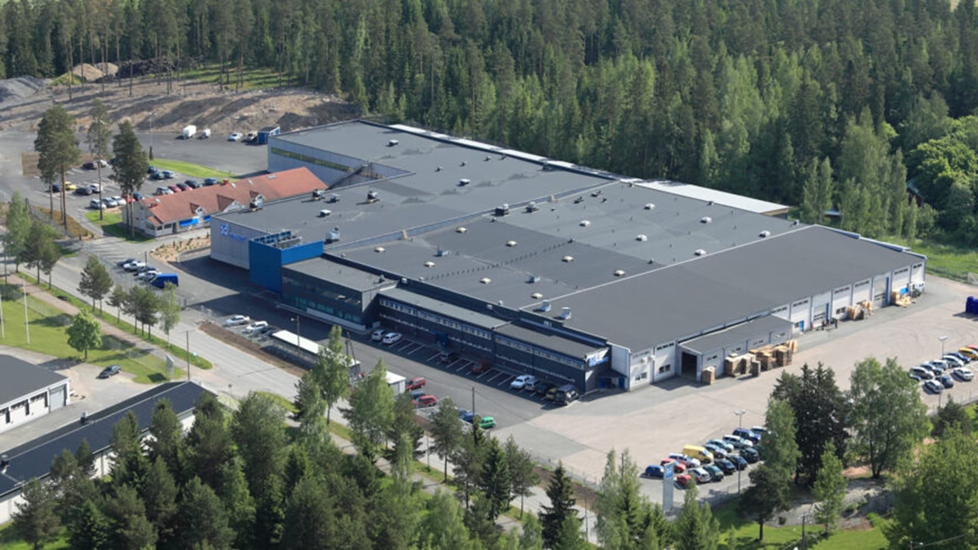 Miten ilmanvaihtokoneet rakennetaan? Tutustu tehtaaseen virtuaalikierroksella