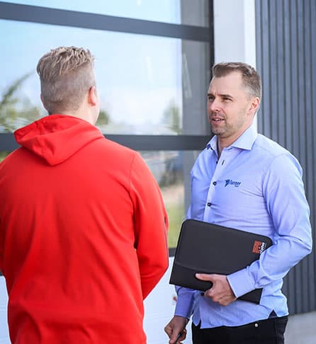 Turner-asiantuntija käymässä kohteessa tapaamassa asiakasta.