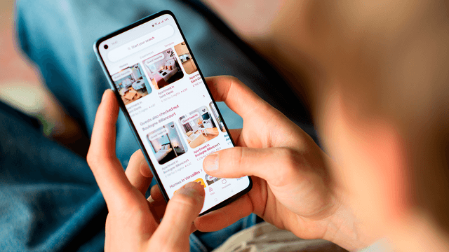 Joku selaa puhelimella Airbnb sivuja