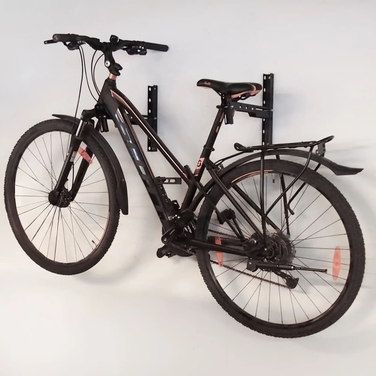 <p data-block-key="exjc0">Megakonsoli voidaan asentaa seinälle tai ovella® Masto-telineeseen, tarjoten tukevan kiinnityspisteen pyöräsäilytykselle.</p>