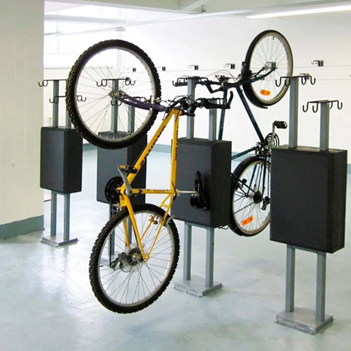 <p data-block-key="exjc0">FKT-2 ja FKT-4 Masto on lattiaan asennettava teline 2–4 pyörälle. Yhdessä ovella® FK-1 -koukkujen kanssa se tarjoaa tukevan säilytysratkaisun, ja satulatuki pehmusteineen suojaa pyörää. Mastoa voidaan käyttää yksipuolisena, kaksipuolisena tai Compact PTL-2 -järjestelmän tukena.</p>