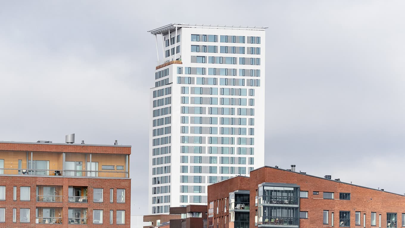 Mitä korkeampi rakennus, sitä suuremmaksi muodostuu esimerkiksi tuulen ja lämpötilaerojen aiheuttama paine-ero.