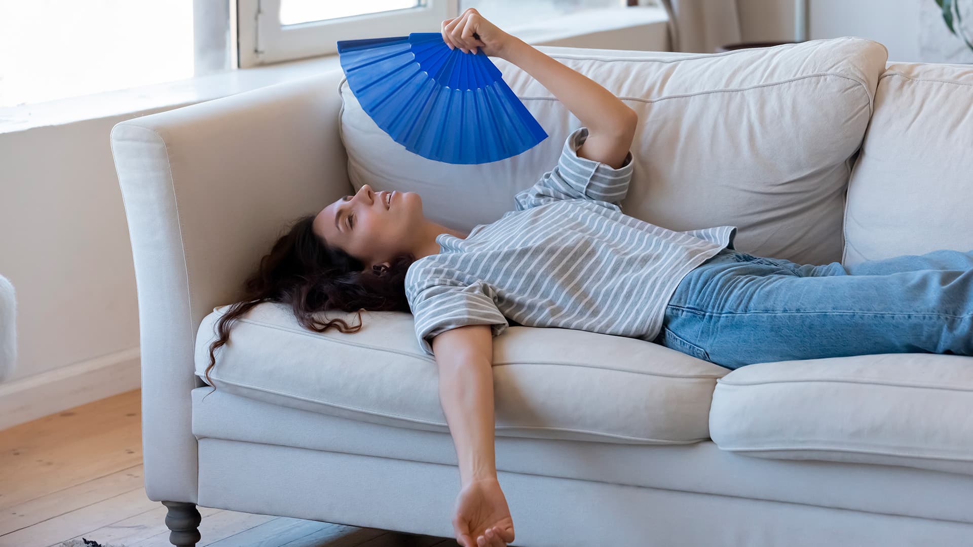 <p data-block-key="tvf66">Sälekaihtimet, tuulettimet ja tarkoin ajoitettu tuuletus auttavat pitämään asunnon lämpötilan miellyttävänä kesähelteillä. (Kuva Adobe Stock)</p>