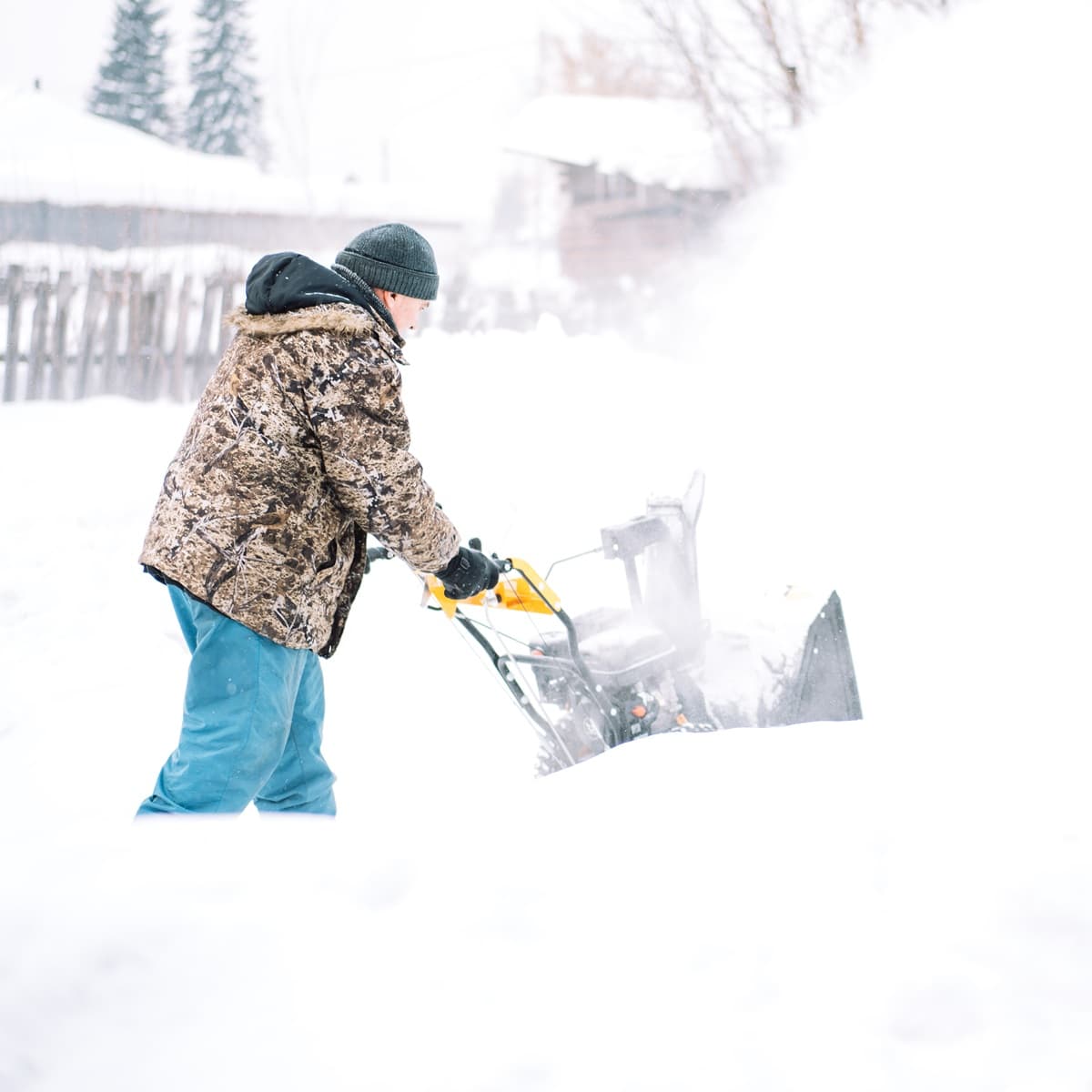 <p data-block-key="tayju">Lumen siirtäminen ja auraus kuuluvat kiinteistön kunnossapitoon, ja taloyhtiön on huolehdittava, ettei työstä synny vaaraa asukkaille, autoille tai naapurikiinteistöille. (Kuva Adobe Stock)</p>