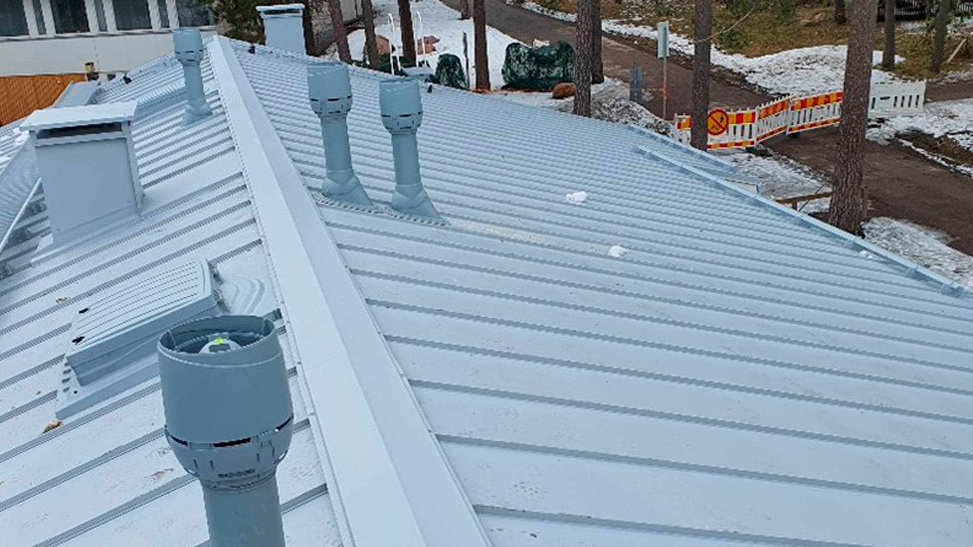 <p data-block-key="y9h0g">Vesikattoremontti valmiina. Savuhormit pellitetty, uudet huippuimurit ja kattoturvatuotteet asennettuina. (Kuva Doventus Oy)</p>