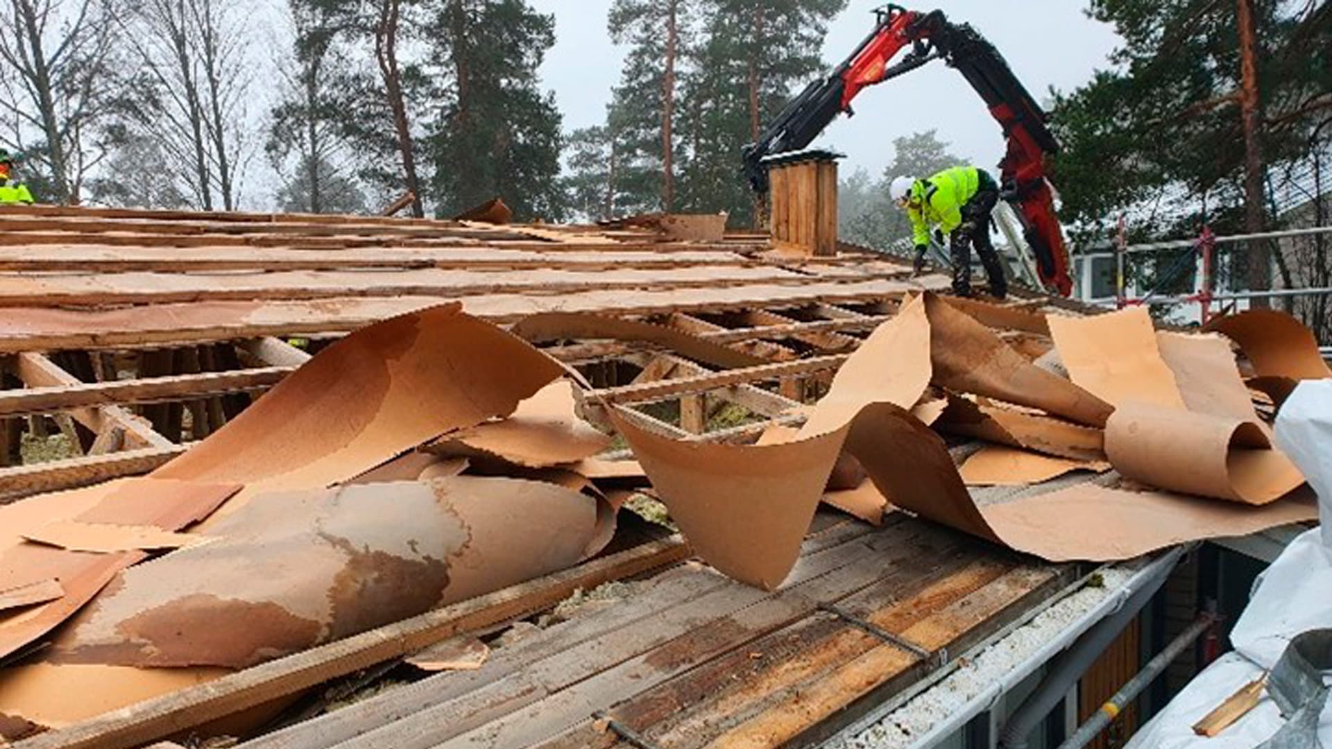 <p data-block-key="2uu1c">Vesikattoremontti alkaa purkutöillä. Samalla tarkistetaan savu- ja iv-hormit sekä osastoivat rakenteet. (Kuva Doventus Oy)</p>