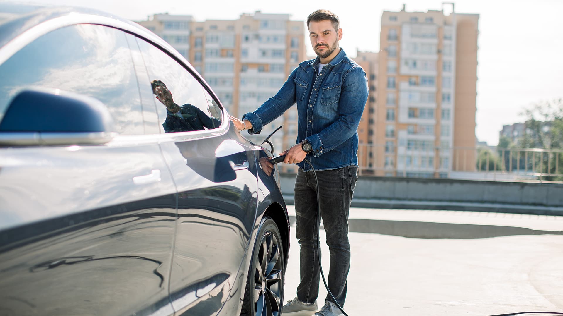 Sähköautojen latauspisteisiin uusia vaatimuksia – mitä taloyhtiön pitää tietää?