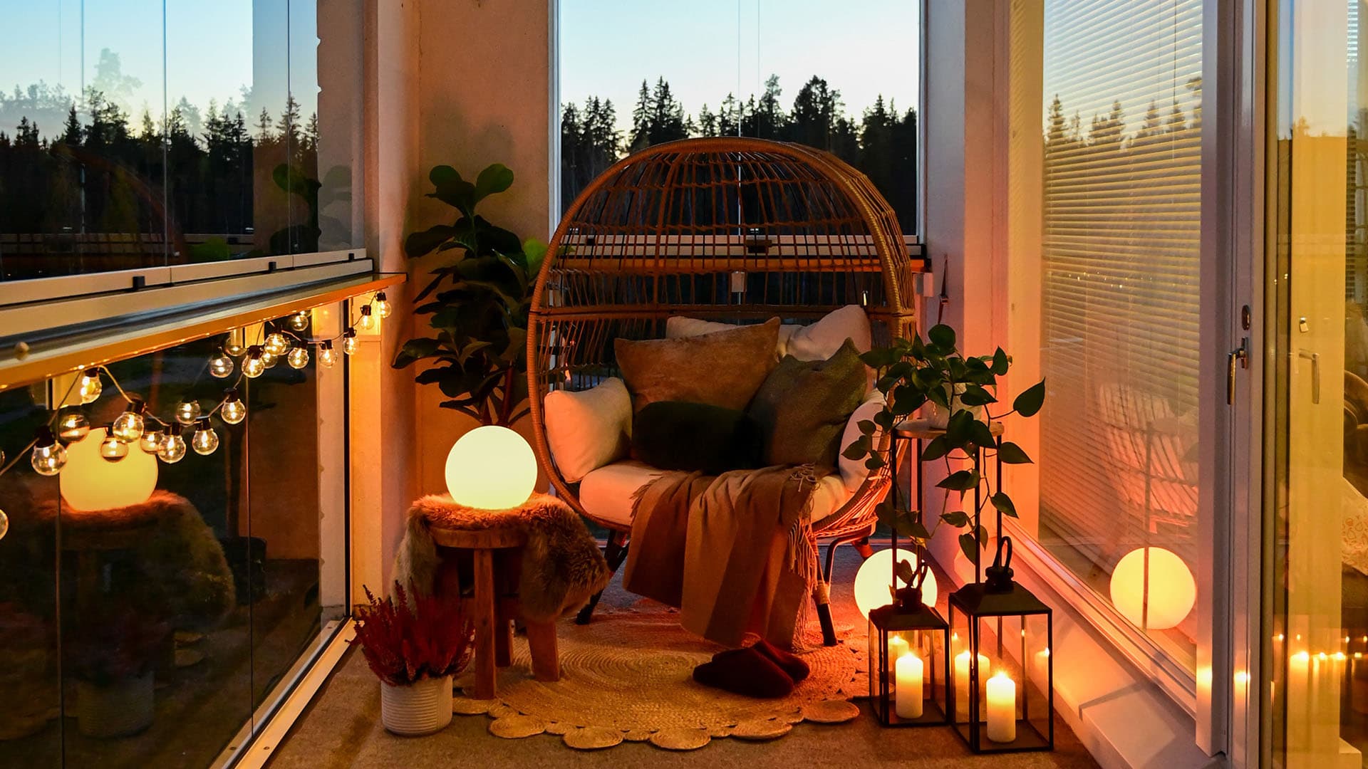 Syksyisin lasitetulle parvekkeelle voi tuoda tunnelmaa vaikka valoilla.